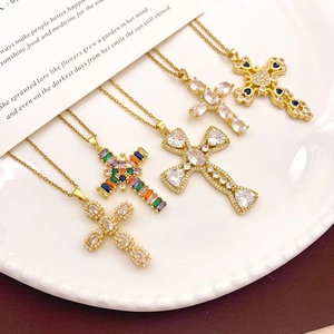 Set de cinco collares de cruz dorados con circonitas de colores y perlas en bandeja de loza