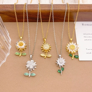 Drehbare Sonnenblumen-Halsketten mit Kristallen und grünen Blättern in Gold und Silber