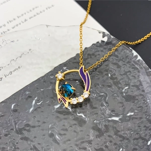 Collana pianeta dorata con pietra aurora blu e dettagli in smalto viola
