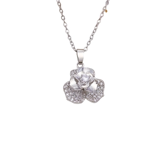 Elegante rotierende Kamelien-Halskette mit schimmernden Zirkonia-Steinen und Silber-Finish