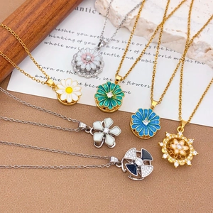 Collane con ciondolo a fiore rotante in oro e argento con motivi floreali colorati