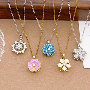 Cinque stili di collane con fiori rotanti in oro con smalto colorato e zirconi lucidi