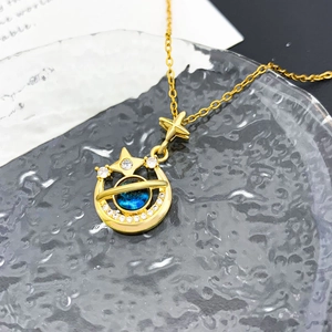 Collana dorata con ciondolo a pianeta blu e mezzaluna con scintillanti zirconi bianchi