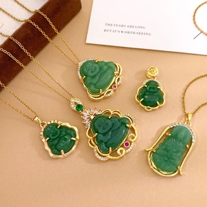 Collana con ciondolo Buddha in giada verde con catena dorata e inserti in zircone