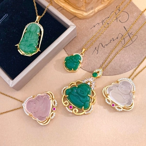 Set di cinque eleganti ciondoli Buddha Maitreya in vari colori con catenine dorate