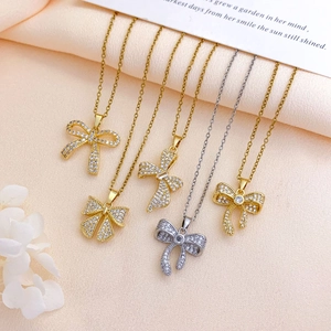 Glinsterende strik hanger ketting in goud en zilver met zirkonia stenen op fijne ketting