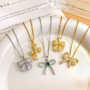 Elegante strik hanger ketting met fonkelende zirkonia in goud en zilver afwerking