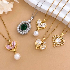 Elegante variedad de collares de corazón y piedras preciosas con perlas y cristales