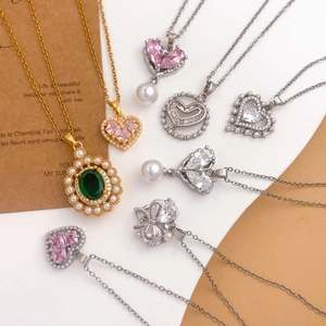 Elegantes colgantes de corazón en oro y plata con perlas y circonitas de colores