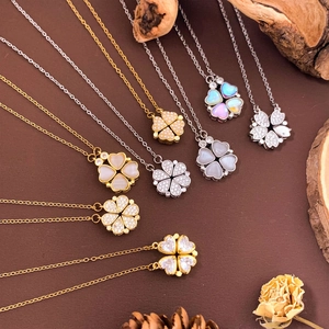 Magnetische klavertje vier kettingen in goud en zilver met glanzende schelpinleg