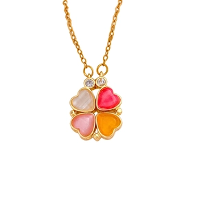 Elegante gouden ketting met een kleurrijke klavertje vier hanger en verfijnde hartdetails