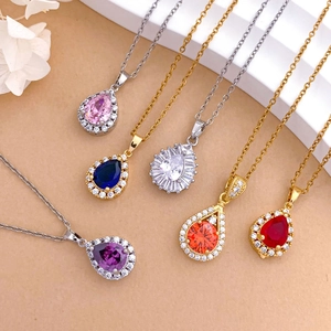 Pendentifs élégants en zircon en forme de poire sur colliers dorés et argentés