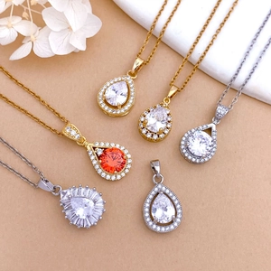 Collier pendentif goutte élégant en finition or et argent avec pierres zircons