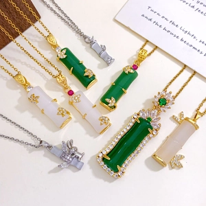 Collares con colgantes de bambú y conejo en oro y plata con detalles de resina verde