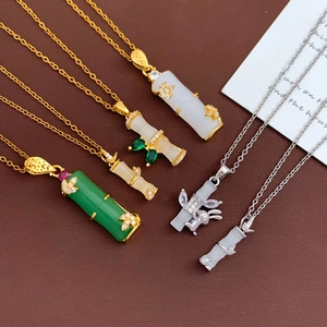 Colgantes de bambú en jade verde y blanco con cadena de acero al titanio oro para mujer