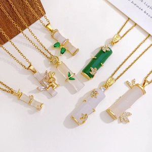 Elegantes collares con colgantes de jade en forma de bambú y cadena dorada de moda
