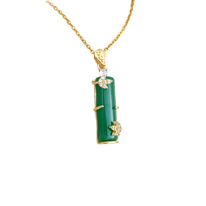 Elegante collar con colgante de bambú en oro con piedra de jade verde y circonitas