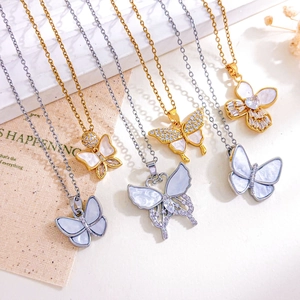 Elegante collezione di collane con farfalle e zirconi in finitura oro e argento