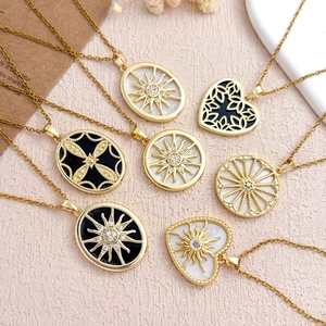 Colliers boussole étoile dorés avec pendentifs en nacre blanche et émail noir