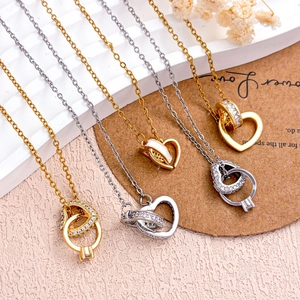 Halskette mit ineinandergreifendem Herz und Ring aus Zirkonia in Gold und Silber
