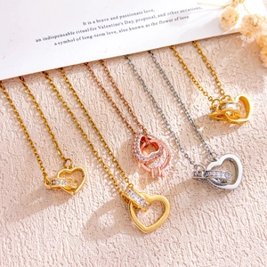 Elegante ineinander verschlungene Herz-Halsketten mit Zirkonia in Gold und Silber