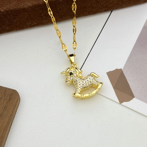 Goldene Schaukelpferd-Halskette mit funkelnden Zirkoniasteinen an feiner Goldkette