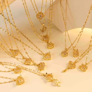 Elegante Auswahl an goldenen Titanstahl-Halsketten mit Herz- und Kleeblattanhängern für Damen