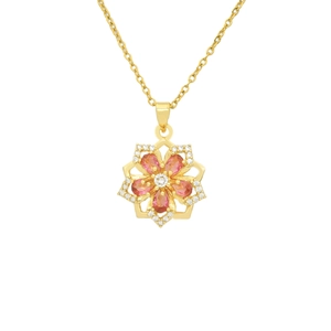 Elegante goldene Halskette mit rotierendem Anhänger aus Zirkonia-Blüten auf weißem Hintergrund
