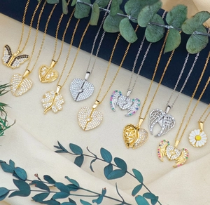 Detail van hart- en vleugelhangers met zirkonia op zwarte fluwelen displaystandaards