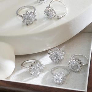Elegant rotating flower rings in silver with sparkling zircons for women's high-end jewelry style