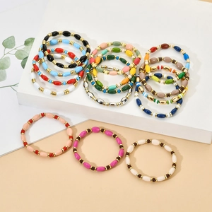 Set di braccialetti elastici con perline macaron colorate e distanziatori dorati moda