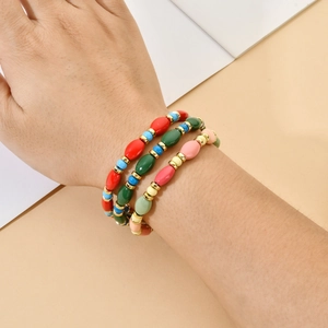 Set di tre bracciali bohémien con perline color macaron e dettagli in metallo dorato