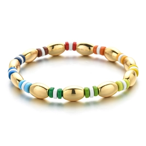 Bracciale di perle macaron colorate con perle in lega dorata lucida su sfondo bianco