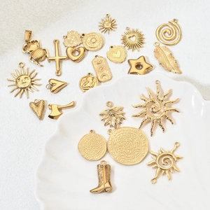 Gouden roestvrijstalen bedeltjes met zon en boze oog voor DIY sieraden maken