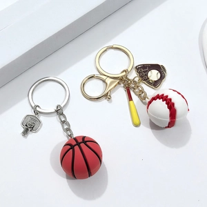Porte-clés de sport 3D avec basket-ball et panier, et baseball avec gant sur fond blanc