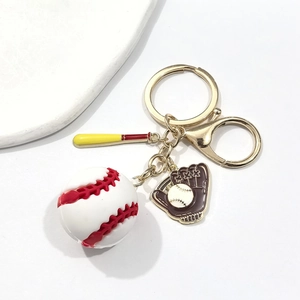 Détail d'un porte-clés baseball 3D avec batte en bois et breloque gant de sport