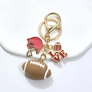 Détail du porte-clés football américain avec casque rouge et pendentifs LOVE