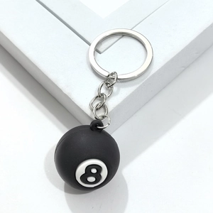 Détail d'un porte-clés boule de billard numéro 8 noir avec anneau en métal argenté