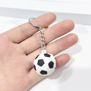 Gros plan d'un porte-clés football 3D avec motif de ballon noir et blanc et anneau argenté