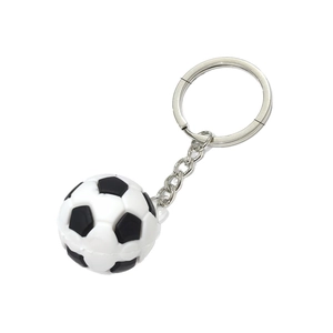 Porte-clés ballon de football 3D avec texture classique sur fond blanc pur