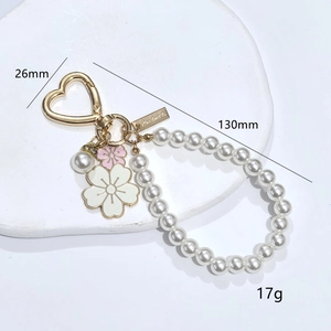 Detail of floral pearl keychain with dimensions 130mm and handmade metal tag