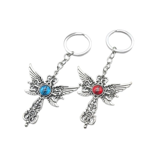 Porte-clés croix et ailes gothique avec œil du diable bleu et rouge en alliage argenté