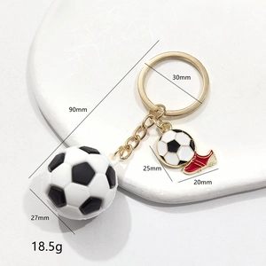 Porte-clés football 3D avec chaussure et pendentif sur un anneau doré élégant
