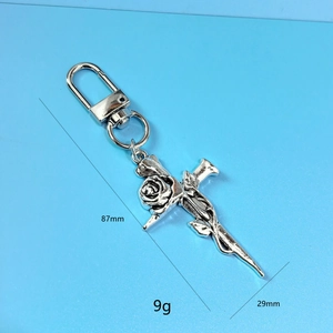 Porte-clés gothique croix rose et épines en argent, dimensions 87x29mm sur fond bleu