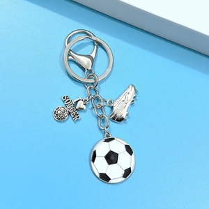 Détail de porte-clés foot avec ballon en émail, crampons et breloque en forme de cœur