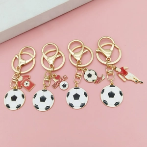 Porte-Clés Créatif Football en Alliage Émaillé Pendentif de Sac à Dos Charme Sportif Souvenir Anneau de Clé pour Fans