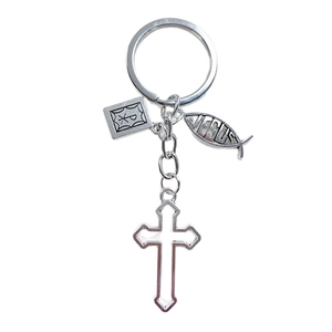 Détail d'un porte-clés en métal argenté avec pendentifs croix, poisson Jésus et Chi-Rho