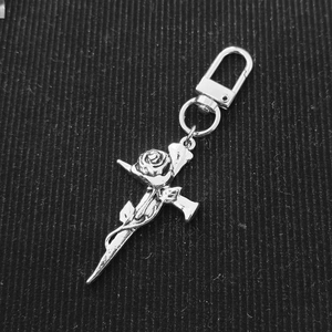 Porte-clés gothique rétro argenté avec pendentif croix et rose épineuse en alliage