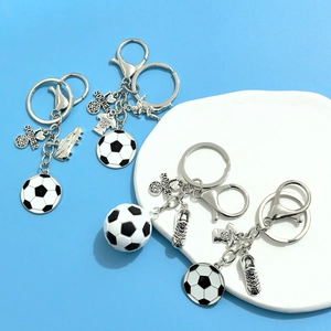 Porte-clés de football avec pendentifs chaussure et maillot sur fond bleu clair