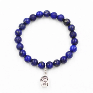 Pulsera de cuentas de lapislázuli con colgante de cabeza de Buda plateado en fondo blanco